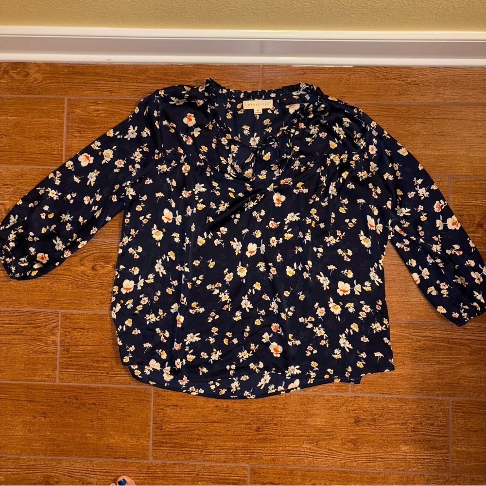 Lovestitch Navy Floral Blouse size Medium - Picture 2 of 6